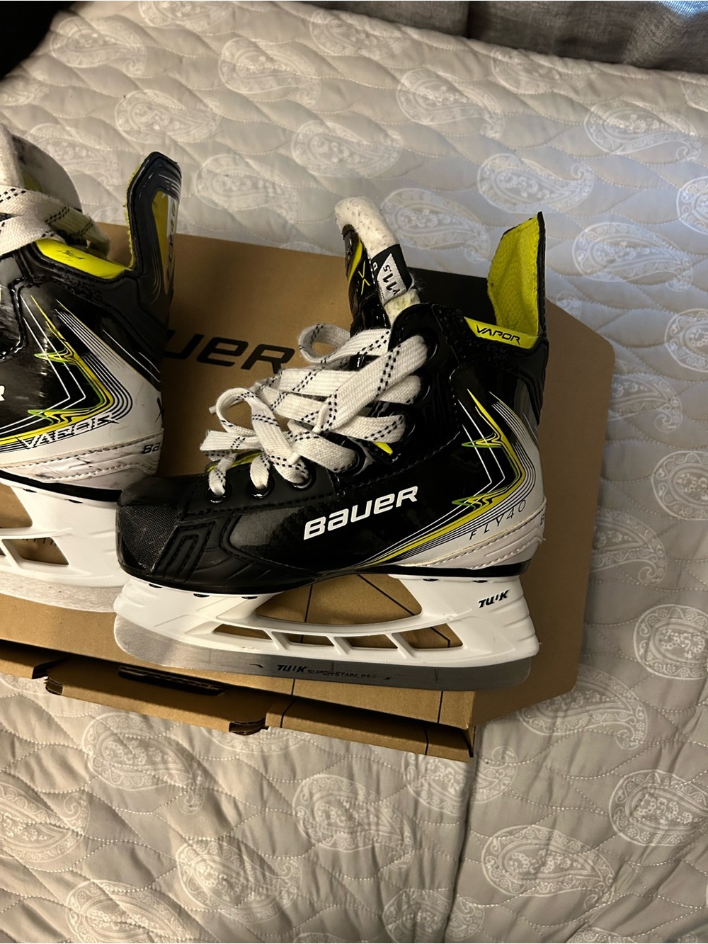 Bauer Kids fly40 11.5Y D Hockey Skates - Vapor Series